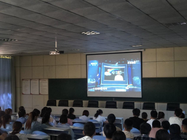 杏鑫组织学生观看开学第一课