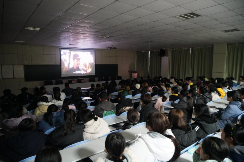 杏鑫组织全院师生观看电影《金刚川》