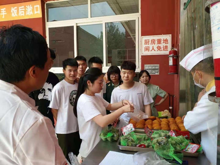 端午节杏鑫为学生免费发放暖心粽子