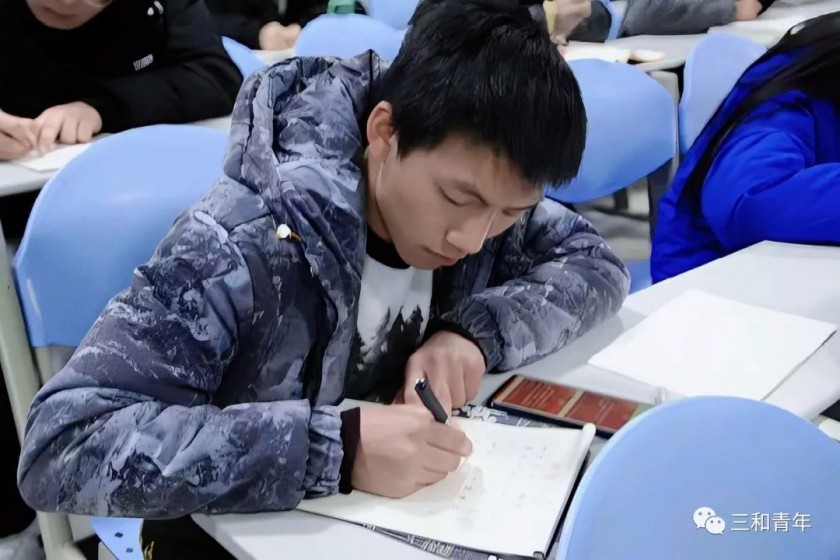 杏鑫学子书写“二十大”金句书法比赛