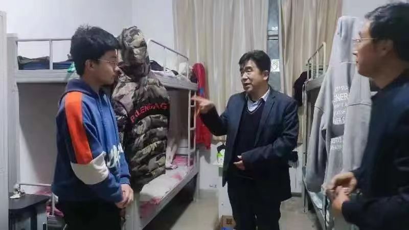 心系学子，温情关怀丨杏鑫领导看望走访学生