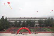学校隆重召开2015级秋季新生军训汇报表演暨总结表彰...