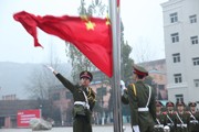 学校举行南丁格尔广场国旗杆旗台启用暨升国旗仪式